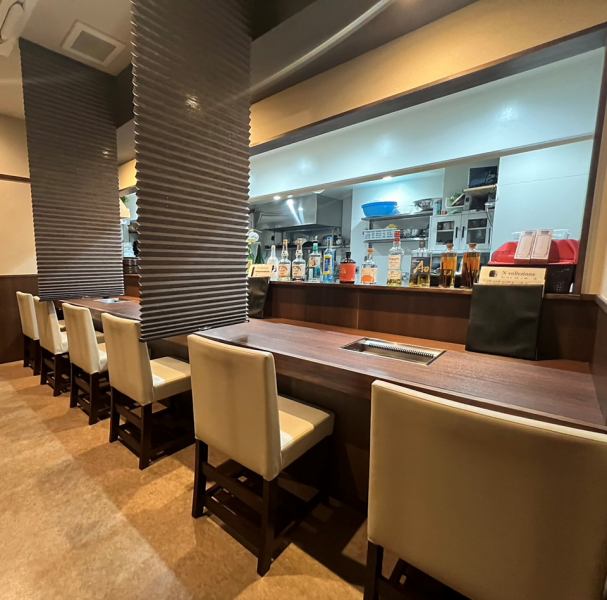 【カウンター】カウンター席には仕切りがございますので、おひとり様もゆっくりとお過ごしいただけます。お仕事帰り焼肉を食べて癒すのはいかがでしょうか。全てのお客様にご満足いただけるような、落ち着ける空間作りを心がけております。おひとり様でもお気軽にご来店ください。