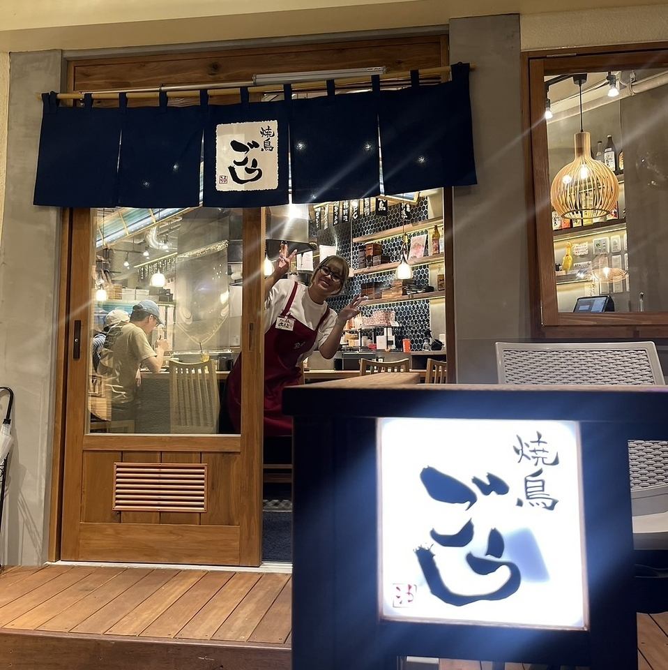 香濃多汁的烤雞肉串搭配水果酸味飲料，盡情享用♪時尚的內裝也非常適合日常使用◎