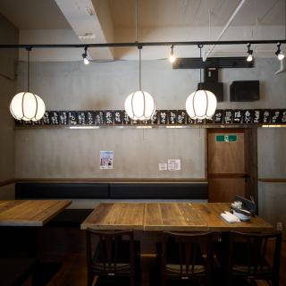 【テーブル席：4‐6名様×3席】ご家族やご友人との普段のご利用はもちろん、ちょっとした飲み会や打上げにもおすすめ◎店内奥側の連結可能なテーブル席は最大14名様でご案内可能です♪