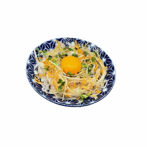オニオンスライス卵黄のせ
