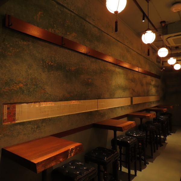 ◇◆～お席のご案内～◇◆店内には、一枚板で作られたカウンター席とテーブル席をご用意しました。木の温もりを感じつつも、シックで上質な雰囲気へとあなたを誘います。カウンター席は目の前でドリンクを作るライブ感を、テーブル席は壁に装飾してある古今集や店内の雰囲気全体を感じながらお楽しみ頂けます。