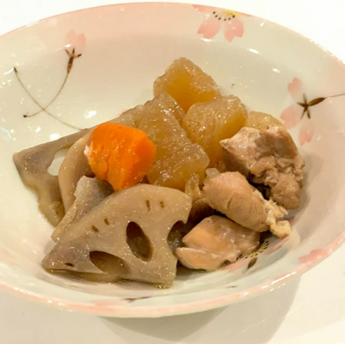 煮鸡肉和根类蔬菜