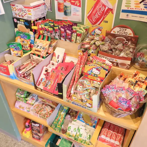 なんと当店のテーブル料金には、昔懐かしい【駄菓子食べ放題】が含まれています！おつまみ代わりに駄菓子を摘みながら、稀少な日本酒や美酒を楽しむ、当店ならではの自由なスタイルが大好評♪毎日15時から元気に営業しておりますので、お昼からのサク飲みやカフェのようなご利用にもぴったりです★