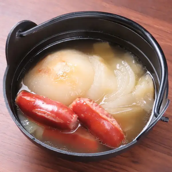  丸ごと玉ねぎとソーセージの優しいスープ