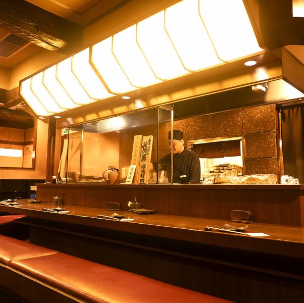 長い歴史が刻まれた老舗のカウンター席。目の前で職人技を披露し、最高の焼き加減でお客様にご提供いたします。お一人でも気軽にご利用いただける空間で、本物の地鶏の美味しさを味わっていただけます。