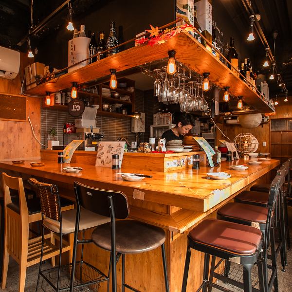 木の温もりが感じられる居酒屋では、清潔感あふれるゆったりとした空間が広がっています♪友人や仲間とリラックスしながら特別な時間を楽しめる場所です！