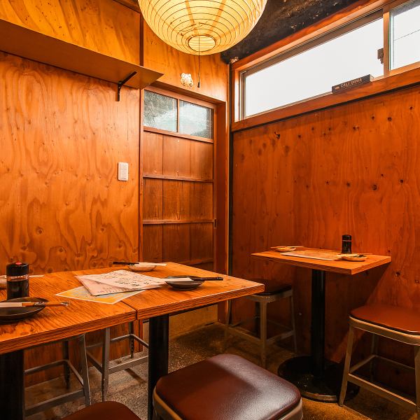 ウッド調でぬくもりが感じられる清潔感のある居酒屋で、居心地の良い空間が広がります◎友人と一緒に楽しい時間を満喫できる特別な場所です！