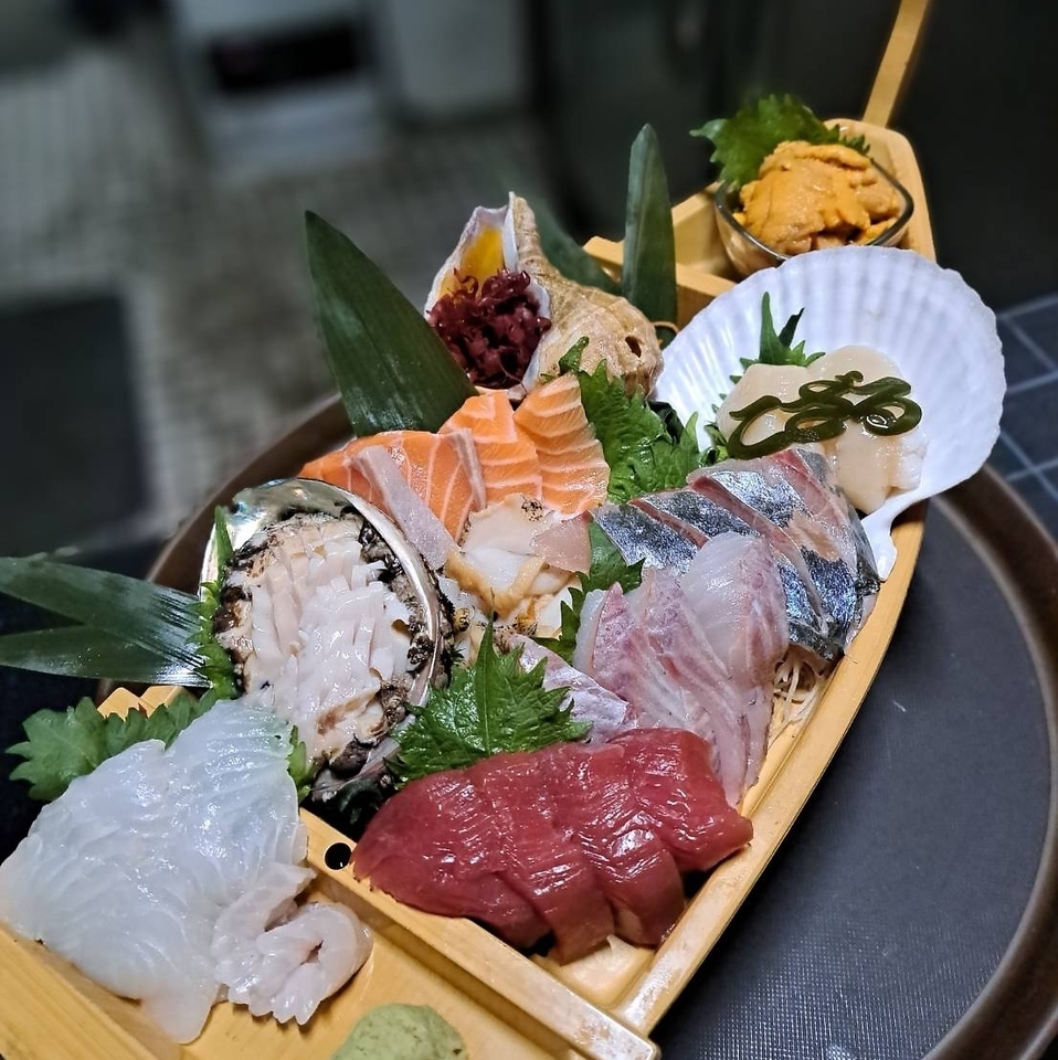 本マグロやクジラ刺しなど新鮮な海鮮を冷酒と共に堪能できます★