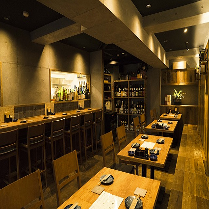 常連のお客様や、仕事帰りの会社員の方々で連日賑わいを見せる店内。居心地が良いので、カップルでのお食事にも最適です。栄養をつけて仕事の疲れを吹き飛ばしたいお客様、お近くをお通りの際は、ぜひお気軽にご来店ください。