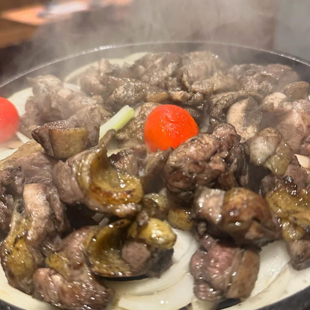 炭火で焼く地鶏が自慢！是非ご賞味ください