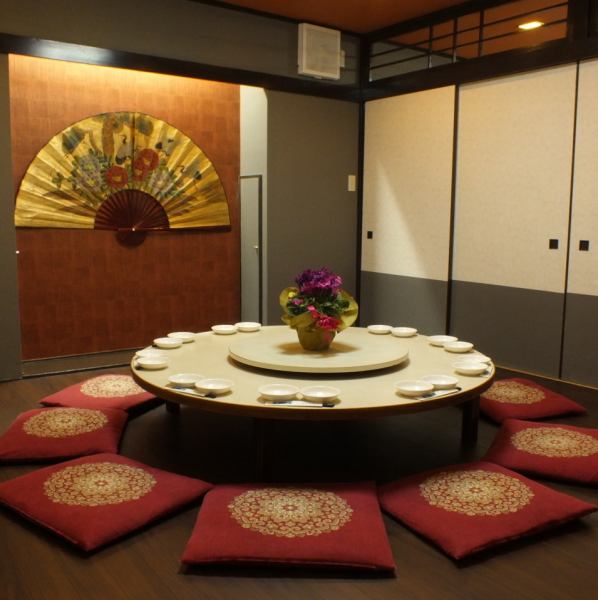 The Japanese-style tatami room can accommodate up to 30 people.Private banquets can accommodate up to 130 people! Perfect for various parties with a large number of people, such as welcome and farewell parties, anniversaries, birthdays, etc.We also have many private rooms with round tables! You can enjoy our authentic Chinese cuisine in a calm and modern space with an outstanding atmosphere. Enjoy a slightly luxurious banquet in a tatami room where you can relax and stretch your legs!