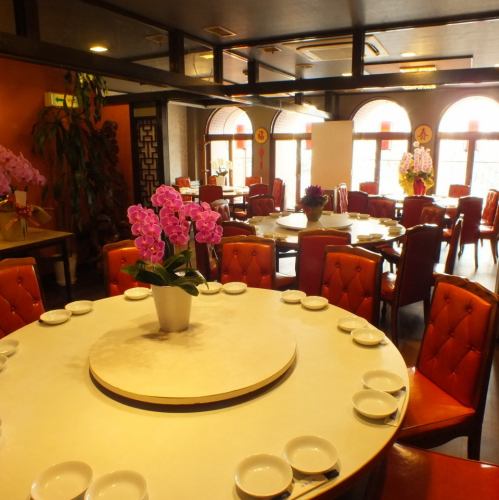 A large number of private rooms for round tables are available, and can be reserved for up to 80 people.