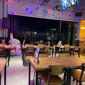 [Wood table seats: 1 to 20 people] Enjoy a panoramic view from the stylish interior of the restaurant! The restaurant has standard table seating, with 4 tables for 4 people and 2 tables for 2 people.The number of people can vary from 1 to a maximum of 20.From the stylish and open interior, you can enjoy a panoramic view of the outside, which is unique to the rooftop.