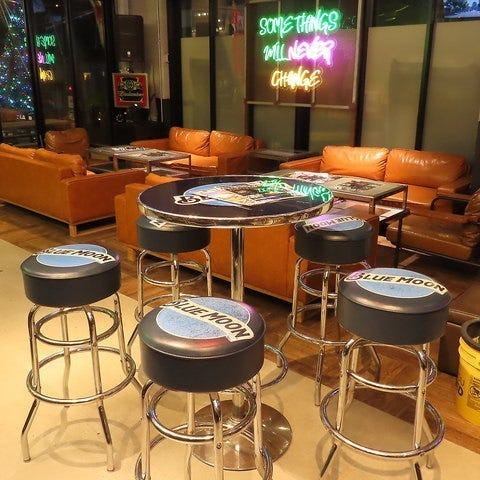 [Round table high seats: 5 people x 1 table] Ideal for after-parties or for customers using the bar. The round table high seats offer the same casual feel as a standing bar and can accommodate 1 to 5 people.It's the perfect place to enjoy conversation over your favorite drink, and naturally bring you closer to your friends.