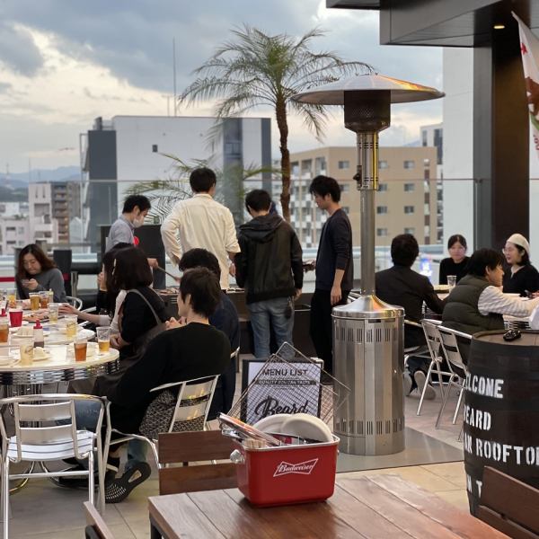 【원탁 하이 테이블석】스탠딩 바와 같은 부담이 매력의 원탁 하이 테이블석은 1명~최대 5명까지 이용하실 수 있습니다.좋아하는 음료를 한 손으로 대화를 즐기기에 딱 맞는 자리이므로, 2채째 이용이나, 바 감각으로 바삭바삭하고 한잔 즐기고 싶은 씬에 추천!