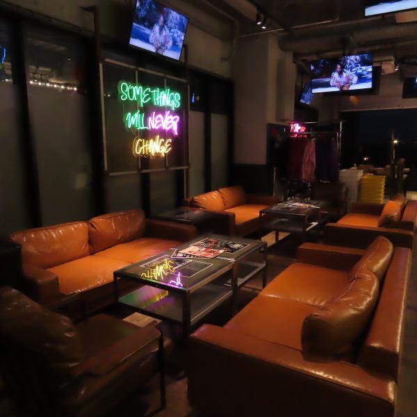 【四角木のテーブル席】店内にあるスタンダードなテーブル席で、4名様×4卓、2名様×2卓をご用意。1名様~最大20名様まで幅広くお使いいただけます。お洒落で開放感のある店内からは、ルーフトップならではの外の景色も一望でき、14台のモニターも完備しているので、ご要望に応じて映像での演出にも対応可能です。