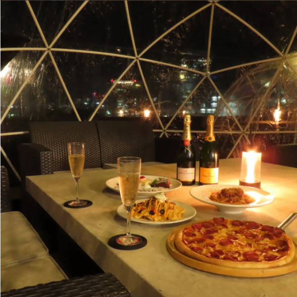 【冬におすすめクリアドーム!夜景も楽しめるプライベート空間♪】親しい仲間たちだけで集まるパーティーなど、中規模宴会にぴったりです♪本場アメリカの雰囲気を再現したオーナー自慢の空間は、小物やインテリアなど細部までこだわっています。海外のお客様も自然と馴染む、非日常で特別な雰囲気をお楽しみください!