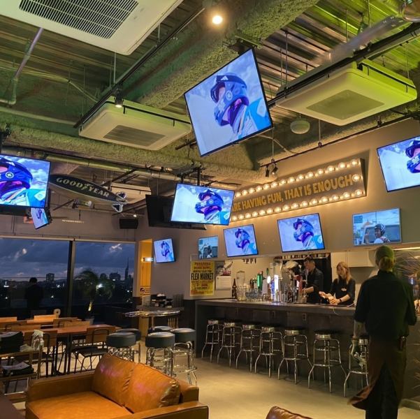 【円卓ハイテーブル席】スタンディングバーのような気軽さが魅力の円卓ハイテーブル席は、1名様~最大5名様までご利用いただけます。お好きなドリンクを片手に会話を楽しむのにぴったりのお席ですので、2軒目利用や、バー感覚でサクッと一杯楽しみたいシーンにおすすめ!気心の知れた仲間との語らいの場にもぴったり♪