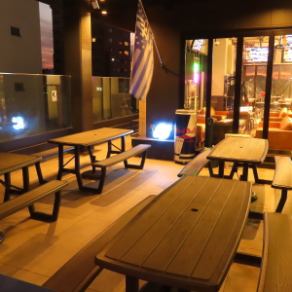 【屋外・テラス席：8名様×6卓】居心地抜群◎お店の前の人気のテラス席でご宴会を♪お店の前に広がるテラス席は、8名様×6卓のテーブルを備え、最大48名様までご利用可能です。天神エリア最大級のルーフトップならではの広々とした開放的な空間で、いつでもアメリカンな気分を気軽にお楽しみいただけます。