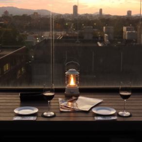 【ロフト席：全45席】BEARD人気圧倒的NO.1！誕生日パーティーや女子会、合コンにも♪絶景を眺望できるロフト席は、開放的で雰囲気抜群の人気のお席。大切なご友人やパートナーとご一緒にBBQやビアガーデンで特別なひとときをお過ごしいただけます。誕生日パーティーや女子会、合コンにもおすすめ◎