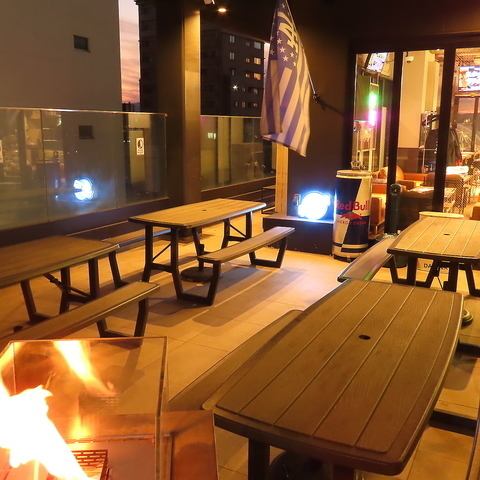 연중 무휴로 친구끼리 즐길 수 있는 테라스 BBQ! 낮과 밤의 분위기는 갈락으로 바뀌는 것도 즐거움의 하나◎