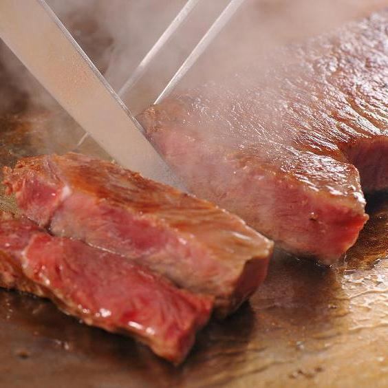 Enjoy teppanyaki using the finest Wagyu beef in an open kitchen that exudes a real atmosphere!