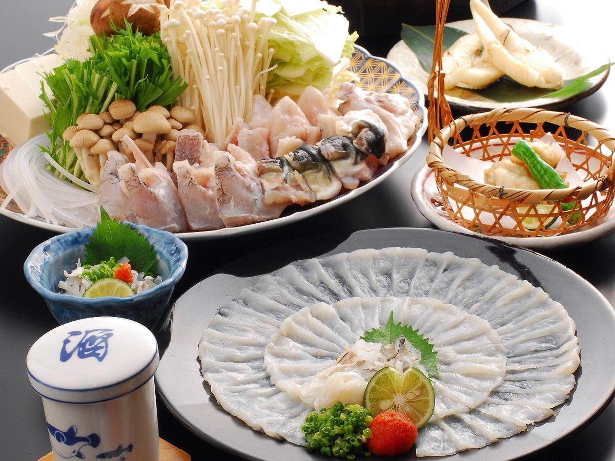 You can enjoy seasonal flavors such as puffer fish chirinabe and puffer fish sashimi.