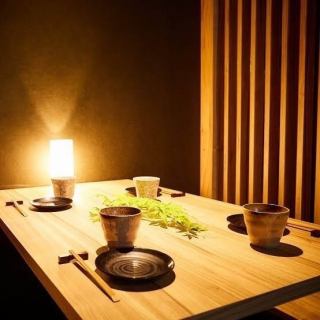 和の趣き溢れる店内は大人の為の落ち着いた雰囲気となっております。2名様でご利用可能なテーブル席は関内での接待や女子会、合コンなど各種宴会に最適なプライベート個室空間♪お得な宴会コースプランもご予算に合わせて3000円~ご用意。誕生日や記念日にお得なサプライズ特典もご用意しております。