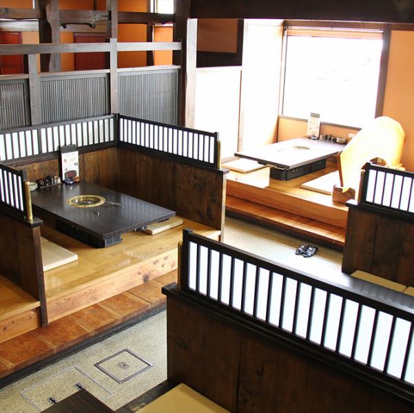 温かみのある照明と活気ある雰囲気が魅力です。広々とした店内は、ご家族での食事から大人数での宴会まで、あらゆるシーンに対応。店内はテーブルとお座敷席となります。美味しいお肉を囲んで、大切な方とのひと時をお過ごしください。
