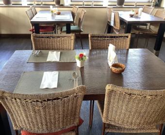 2から4名様掛けのお席