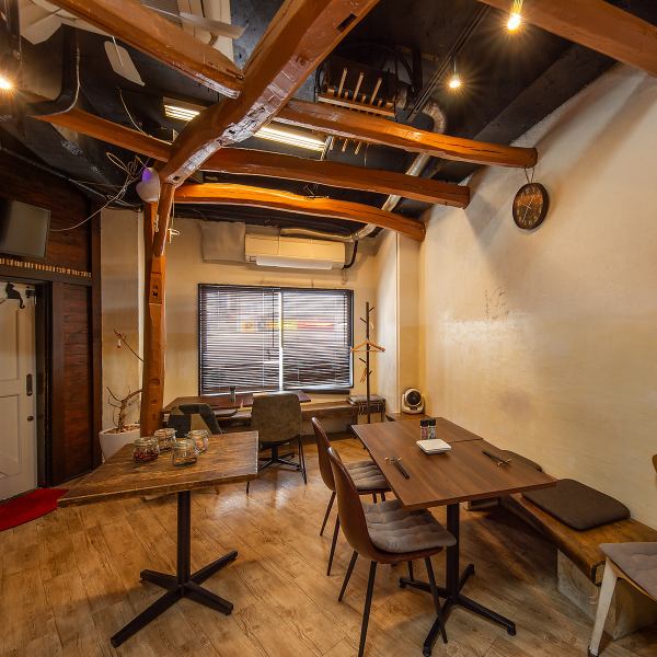 大人隠れ家な落ち着いた雰囲気の店内は、都会の喧騒を忘れさせてくれる心地よい空間です。お仕事帰りにふらっと立ち寄れるカウンター席も完備しており、お一人様でも気兼ねなくお過ごしいただけます。また、貸切や宴会など様々なシーンでのご利用も大歓迎！ゆったりとした時間が流れる店内で、素敵な時間を楽しめます