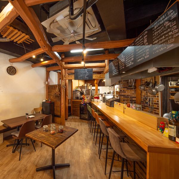 テーブル席は2名様の少人数から、最大10名様まで柔軟に対応可能です◎広々としたお席は、女子会や誕生日会、ご家族での夕食など、大切な方との語らいの場に最適です。レイアウトの調整も承りますので、中規模な集まりの際もお気軽にご相談ください。落ち着いた照明に包まれた空間で、自慢の料理を囲みながら会話が弾みます