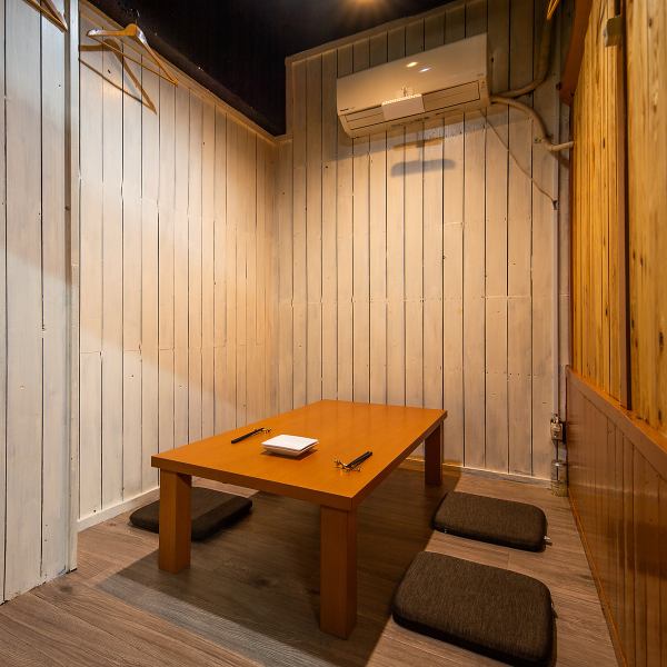 プライベート感を重視した完全個室を完備しております◎周囲を気にせず過ごせるため、小さなお子様連れのご家族や、接待・記念日などの特別な日にも安心してご利用いただけます。個室は非常に人気のお席となっておりますので、ご希望の際はお早めのご予約がおすすめです！温かみのある空間で、水入らずのひとときをどうぞ。