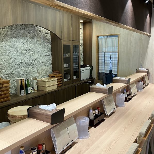 【カウンター席あり】店内カウンター席は最大10名様まで、木目がおしゃれな雰囲気。会社帰りのサク飲みやデートにもおすすめです！お仕事帰りにふらっと立ち寄ってみてください。おひとり様でもお気軽にお立ち寄り頂けます♪