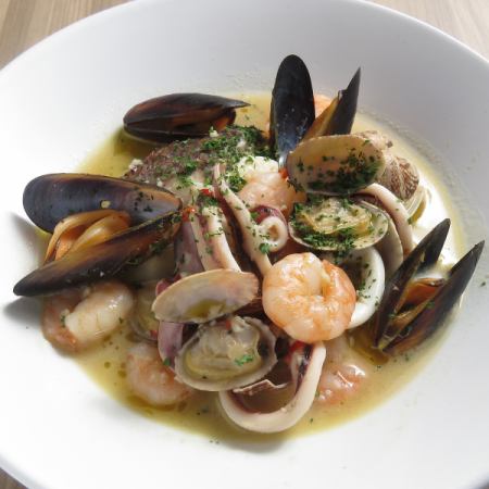Steamed seafood with plenty of white wine
