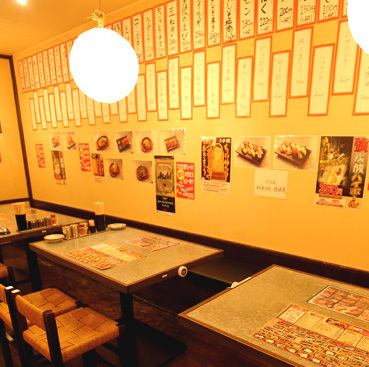 【昔ながらの店内は古き良き昭和の雰囲気漂う活気あふれる空間】なんば駅から徒歩約2分、黒と赤の看板が目印。昭和の空気感漂う店内は初めての方でも入りやすい雰囲気。観光やライブ帰りのお食事にもぴったり。外観、内観からも伝わる大阪らしい活気と、本場大阪串カツで、二度つけ禁止の串カツをお楽しみください