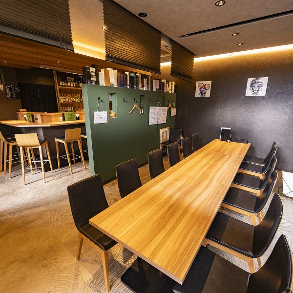 【温かみのある落ち着いた雰囲気】温かい光が灯る落ち着いた雰囲気の店内で、日々の喧騒を忘れ、ゆったりとした時間をお過ごしいただけます。5,000円からご用意している飲み放題付きのプランは、各種ご宴会にも最適！誕生日や記念日のお祝いにもぜひご利用ください◎