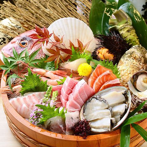 请品尝我们强烈推荐的生鱼片拼盘“Kuikaimori”。我们还提供烤贝类和其他海鲜美食。