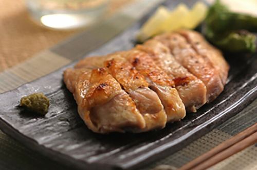 Grilled chicken thighs with yuzu pepper