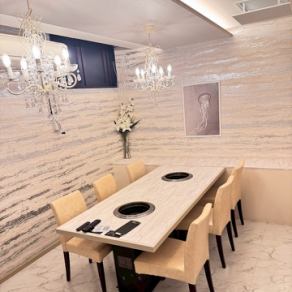 焼肉牛皇のVIPルームは、白を基調とした上質な完全個室。テレビ完備で、特別なひとときをゆったりと過ごせます。通常3,000円の利用料がかかりますが、会員様はポイント利用で無料に。記念日や接待、女子会などプライベートな食事に最適な空間で、ワンランク上の焼肉体験をお楽しみください。