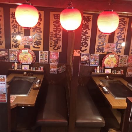 The table seats also have partitions, so you can enjoy your meal without worrying about the surroundings♪ The retro atmosphere is popular!
