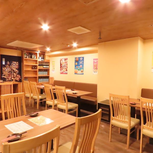 【汎用性の高いお席レイアウト】小規模カウンター席から団体席まで、少人数の会食、飲み会から貸切宴会まで様々なニーズにお答えできるような汎用性の高いお席レイアウトに致しました。しゃぶしゃぶの熱気を逃すための換気システムがありますので、基本的に全席喫煙可です。20歳未満のお客様はご来店頂けません。