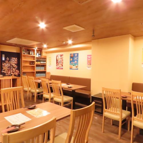 <p>【汎用性の高いお席レイアウト】小規模カウンター席から団体席まで、少人数の会食、飲み会から貸切宴会まで様々なニーズにお答えできるような汎用性の高いお席レイアウトに致しました。しゃぶしゃぶの熱気を逃すための換気システムがありますので、基本的に全席喫煙可です。20歳未満のお客様はご来店頂けません。</p>