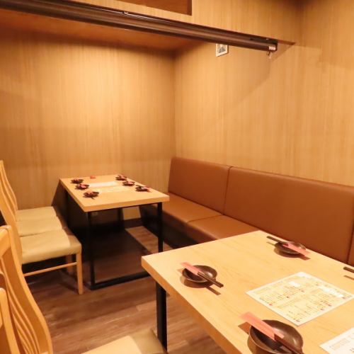 <p>【コンパや飲み会に♪】個室、オープンテーブル問わず2名様から団体様まで対応しています。ネット予約で予約できない場合はお電話にてお問い合わせ下さいませ。</p>