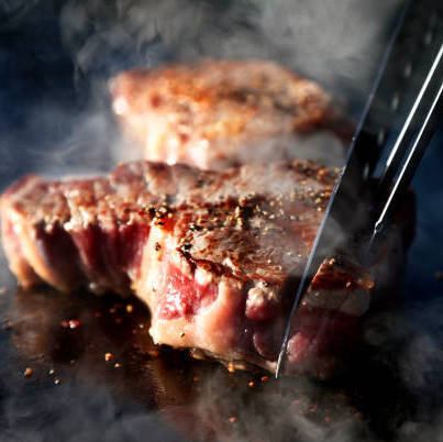 目の前でダイナミックかつ繊細な技で気軽に鉄板焼を楽しむ！焼き加減や味付けなど、お客様の好みに合わせて経験豊富なシェフが仕上げます。