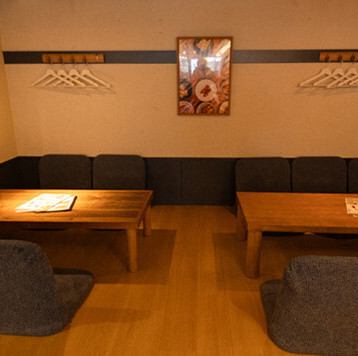 お座敷もございます！各種集まりにもぴったり！！おしゃれなカフェのような、シンプルで清潔感のある店内は老若男女に大好評★テラス側の窓が大きく開放感があるので、お酒もすすみ会話も弾んでワイワイ楽しめます！