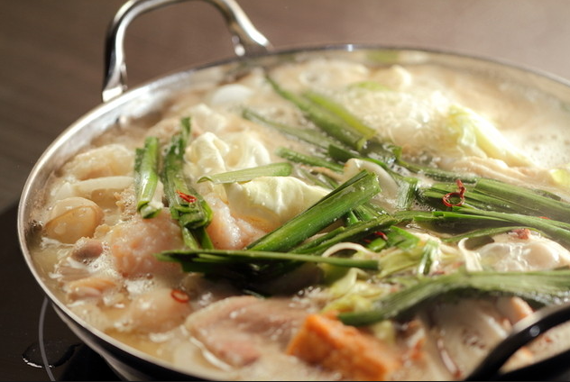 白味噌ベースの天然出しで厳選素材を食す「吉オリジナルしろなべ」をお楽しみ下さい