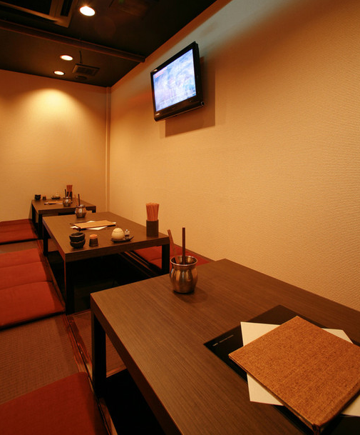 最大18名様まで利用可能な掘りごたつ席をご用意しております◎