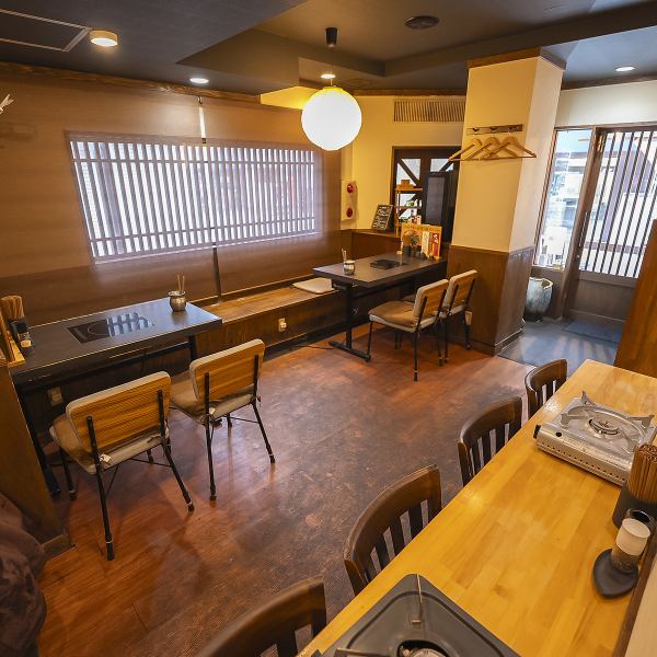 広々としたテーブル席や掘りごたつで、小さなお子様連れでも安心して過ごせる空間。天然出汁を使った優しい味わいの「しろなべ」やピリ辛が癖になる「火鍋」、人気のホルモン串まで、家族みんなで楽しめるメニューが揃います。くせになり何度でも通いたくなるお店です。