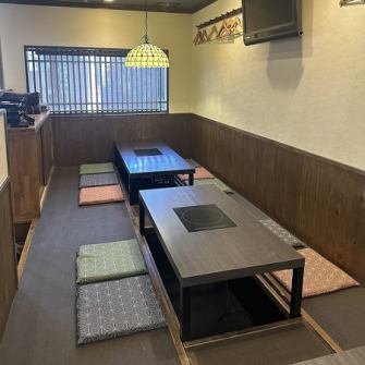 宴会や飲み会に最適な掘りごたつ席は最大18名まで対応可能！ゆったりくつろげる空間で、仲間と過ごす楽しいひとときを、こだわりの料理とともにお楽しみください！